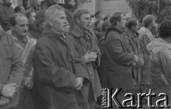 Sierpień 1980, Gdańsk, Polska.
Strajk okupacyjny w Stoczni Gdańskiej im. Lenina. Strajkujący robotnicy uczestniczą w nabożeństwie na terenie stoczni.
Fot. Zbigniew Trybek, zbiory Ośrodka KARTA

