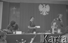 Sierpień 1980, Gdańsk, Polska.
Strajk okupacyjny w Stoczni Gdańskiej im. Lenina. Sala BHP, Henryka Krzywonos (w środku) za stołem prezydialnym.
Fot. Zbigniew Trybek, zbiory Ośrodka KARTA

