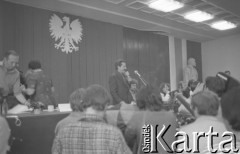 Sierpień 1980, Gdańsk, Polska.
Strajk okupacyjny w Stoczni Gdańskiej im. Lenina. Sala BHP, Lech Wałęsa przemawia do zebranych. Obok niego siedzi Bogdan Lis.
Fot. Zbigniew Trybek, zbiory Ośrodka KARTA

