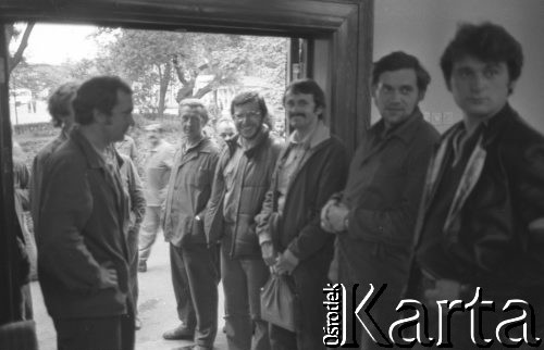 Sierpień 1980, Gdańsk, Polska.
Strajk okupacyjny w Stoczni Gdańskiej im. Lenina. Strajkujący stoją przy wejściu do sali BHP.
Fot. Zbigniew Trybek, zbiory Ośrodka KARTA

