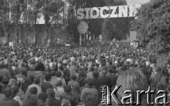 Sierpień 1980, Gdańsk, Polska.
Strajk okupacyjny w Stoczni Gdańskiej im. Lenina. Tłum zgromadzony przed bramą nr 2.
Fot. Zbigniew Trybek, zbiory Ośrodka KARTA

