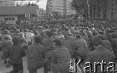 Sierpień 1980, Gdańsk, Polska.
Strajk okupacyjny w Stoczni Gdańskiej im. Lenina. Robotnicy klęczą podczas mszy świętej.
Fot. Zbigniew Trybek, zbiory Ośrodka KARTA

