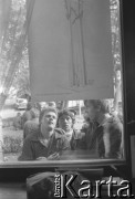 Sierpień 1980, Gdańsk, Polska.
Strajk okupacyjny w Stoczni Gdańskiej im. Lenina. Robotnicy przyglądają się projektowi pomnika ku czci stoczniowców poległych w grudniu 1970 roku.
Fot. Zbigniew Trybek, zbiory Ośrodka KARTA

