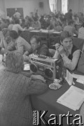 Sierpień 1980, Gdańsk, Polska.
Strajk okupacyjny w Stoczni Gdańskiej im. Lenina. Sala BHP, obrady strajkujących załóg z zakładów pracy.
Fot. Zbigniew Trybek, zbiory Ośrodka KARTA

