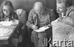 Sierpień 1980, Gdańsk, Polska.
Strajk okupacyjny w Stoczni Gdańskiej im. Lenina. Reportażysta Ryszard Kapuściński podpisuje książkę pt. 