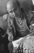 Sierpień 1980, Gdańsk, Polska.
Strajk okupacyjny w Stoczni Gdańskiej im. Lenina. Reportażysta Ryszard Kapuściński podpisuje książkę pt. 