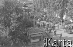Sierpień 1980, Gdańsk, Polska.
Strajk okupacyjny w Stoczni Gdańskiej im. Lenina. Widok z góry na strajkujących zgromadzonych na terenie stoczni.
Fot. Zbigniew Trybek, zbiory Ośrodka KARTA

