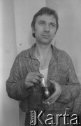 Sierpień 1980, Gdańsk, Polska.
Strajk okupacyjny w Stoczni Gdańskiej im. Lenina. Stoczniowiec ze szklanką herbaty w dłoniach.
Fot. Zbigniew Trybek, zbiory Ośrodka KARTA

