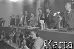 Sierpień 1980, Gdańsk, Polska.
Strajk okupacyjny w Stoczni Gdańskiej im. Lenina. Obrady Międzyzakładowego Komitetu Strajkowego w sali BHP. Za stołem prezydialnym stoją od prawej: Lech Bądkowski, Lech Wałęsa, Bogdan Lis, Henryka Krzywonos, Tadeusz Stanny, Zdzisław Kobyliński, Wojciech Gruszecki, Lech Sobieszek, NN.
Fot. Zbigniew Trybek, zbiory Ośrodka KARTA

