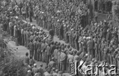 Sierpień 1980, Gdańsk, Polska.
Strajk okupacyjny w Stoczni Gdańskiej im. Lenina. Widok z góry na zgromadzonych strajkujących.
Fot. Zbigniew Trybek, zbiory Ośrodka KARTA


