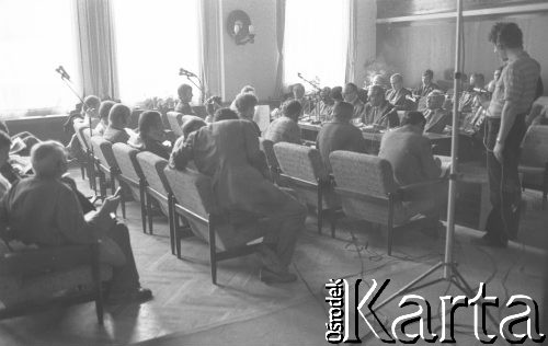30.08.1980, Gdańsk, Polska.
Strajk okupacyjny w Stoczni Gdańskiej im. Lenina. Negocjacje Międzyzakładowego Komitetu Strajkowego z komisją rządową.
Fot. Zbigniew Trybek, zbiory Ośrodka KARTA

