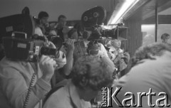 Sierpień 1980, Gdańsk, Polska.
Strajk okupacyjny w Stoczni Gdańskiej im. Lenina. Ekipy telewizyjne filmują przez szybę prawdopodobne negocjacje strajkujących z komisją rządową.
Fot. Zbigniew Trybek, zbiory Ośrodka KARTA

