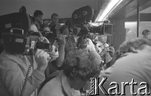 Sierpień 1980, Gdańsk, Polska.
Strajk okupacyjny w Stoczni Gdańskiej im. Lenina. Ekipy telewizyjne filmują przez szybę prawdopodobne negocjacje strajkujących z komisją rządową.
Fot. Zbigniew Trybek, zbiory Ośrodka KARTA

