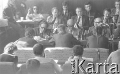30.08.1980, Gdańsk, Polska.
Strajk okupacyjny w Stoczni Gdańskiej im. Lenina. Negocjacje Międzyzakładowego Komitetu Strajkowego z komisją rządową. Za stołem od prawej siedzą: wicepremier Mieczysław Jagielski, przewodniczący Wojewódzkiej Rady Narodowej w Gdańsku Tadeusz Fiszbach, wojewoda gdański Jerzy Kołodziejski. 
Fot. Zbigniew Trybek, zbiory Ośrodka KARTA

