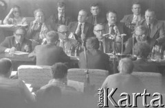 30.08.1980, Gdańsk, Polska.
Strajk okupacyjny w Stoczni Gdańskiej im. Lenina. Negocjacje Międzyzakładowego Komitetu Strajkowego z komisją rządową. Za stołem od prawej siedzą: NN, wicepremier Mieczysław Jagielski, przewodniczący Wojewódzkiej Rady Narodowej w Gdańsku Tadeusz Fiszbach, wojewoda gdański Jerzy Kołodziejski. 
Fot. Zbigniew Trybek, zbiory Ośrodka KARTA

