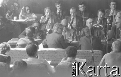 30.08.1980, Gdańsk, Polska.
Strajk okupacyjny w Stoczni Gdańskiej im. Lenina. Negocjacje Międzyzakładowego Komitetu Strajkowego z komisją rządową. Za stołem od prawej siedzą: NN, wicepremier Mieczysław Jagielski, przewodniczący Wojewódzkiej Rady Narodowej w Gdańsku Tadeusz Fiszbach, wojewoda gdański Jerzy Kołodziejski. 
Fot. Zbigniew Trybek, zbiory Ośrodka KARTA

