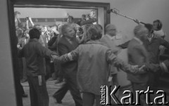 30.08.1980, Gdańsk, Polska.
Strajk okupacyjny w Stoczni Gdańskiej im. Lenina. Członkowie komisji rządowej w sali BHP, prawdopodobnie opuszczają pomieszczenie, w którym negocjowali ze strajkującymi.
Fot. Zbigniew Trybek, zbiory Ośrodka KARTA

