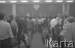 Sierpień 1980, Gdańsk, Polska.
Strajk okupacyjny w Stoczni Gdańskiej im. Lenina. Obrady Międzyzakładowego Komitetu Strajkowego w sali BHP. Przemawia Lech Wałęsa.
Fot. Zbigniew Trybek, zbiory Ośrodka KARTA

