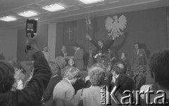 Sierpień 1980, Gdańsk, Polska.
Strajk okupacyjny w Stoczni Gdańskiej im. Lenina. Obrady w sali BHP. 2. z lewej stoi Lech Wałęsa.
Fot. Zbigniew Trybek, zbiory Ośrodka KARTA

