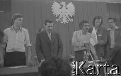 26.08.1980, Gdańsk, Polska.
Strajk okupacyjny w Stoczni Gdańskiej im. Lenina. Obrady w sali BHP. 2. z lewej stoi Lech Wałęsa, 1. z prawej Florian Wiśniewski, w środku Claude Sardais z francuskiego związku CFDT, który odwiedził Stocznię Gdańską i zadeklarował poparcie dla strajkujących oraz przekazał 11 tys. franków francuskich.
Fot. Zbigniew Trybek, zbiory Ośrodka KARTA

