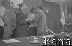 26.08.1980, Gdańsk, Polska.
Strajk okupacyjny w Stoczni Gdańskiej im. Lenina. Obrady w sali BHP, widoczny Lech Wałęsa, w środku Claude Sardais z francuskiego związku CFDT, który odwiedził Stocznię Gdańską i zadeklarował poparcie dla strajkujących oraz przekazał 11 tys. franków francuskich.
Fot. Zbigniew Trybek, zbiory Ośrodka KARTA

