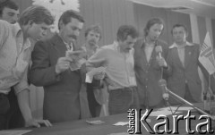 26.08.1980, Gdańsk, Polska.
Strajk okupacyjny w Stoczni Gdańskiej im. Lenina. Obrady w sali BHP, 3. z lewej Lech Wałęsa z plikiem banknotów, 1. z prawej Florian Wiśniewski, w środku Claude Sardais z francuskiego związku CFDT, który odwiedził Stocznię Gdańską i zadeklarował poparcie dla strajkujących oraz przekazał 11 tys. franków francuskich.
Fot. Zbigniew Trybek, zbiory Ośrodka KARTA

