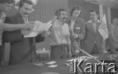 26.08.1980, Gdańsk, Polska.
Strajk okupacyjny w Stoczni Gdańskiej im. Lenina. Obrady w sali BHP, 2. z lewej Lech Wałęsa, 1. z prawej Florian Wiśniewski, w środku Claude Sardais z francuskiego związku CFDT, który odwiedził Stocznię Gdańską i zadeklarował poparcie dla strajkujących oraz przekazał 11 tys. franków francuskich.
Fot. Zbigniew Trybek, zbiory Ośrodka KARTA

