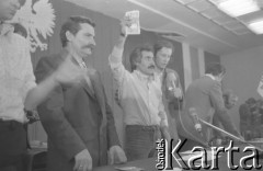 26.08.1980, Gdańsk, Polska.
Strajk okupacyjny w Stoczni Gdańskiej im. Lenina. Obrady w sali BHP, widoczny Lech Wałęsa, obok Claude Sardais z francuskiego związku CFDT, który odwiedził Stocznię Gdańską i zadeklarował poparcie dla strajkujących oraz przekazał 11 tys. franków francuskich.
Fot. Zbigniew Trybek, zbiory Ośrodka KARTA

