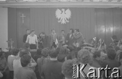 26.08.1980, Gdańsk, Polska.
Strajk okupacyjny w Stoczni Gdańskiej im. Lenina. Obrady w sali BHP, 3. z lewej Lech Wałęsa, 1. z prawej Florian Wiśniewski, 3. z prawej Claude Sardais z francuskiego związku CFDT, który odwiedził Stocznię Gdańską i zadeklarował poparcie dla strajkujących oraz przekazał 11 tys. franków francuskich.
Fot. Zbigniew Trybek, zbiory Ośrodka KARTA

