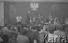26.08.1980, Gdańsk, Polska.
Strajk okupacyjny w Stoczni Gdańskiej im. Lenina. Obrady w sali BHP, w środku Lech Wałęsa i Claude Sardais z francuskiego związku CFDT, który odwiedził Stocznię Gdańską i zadeklarował poparcie dla strajkujących oraz przekazał 11 tys. franków francuskich.
Fot. Zbigniew Trybek, zbiory Ośrodka KARTA


