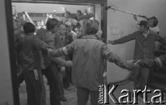30.08.1980, Gdańsk, Polska.
Strajk okupacyjny w Stoczni Gdańskiej im. Lenina. Członkowie komisji rządowej w sali BHP, prawdopodobnie opuszczają pomieszczenie, w którym negocjowali ze strajkującymi.
Fot. Zbigniew Trybek, zbiory Ośrodka KARTA

