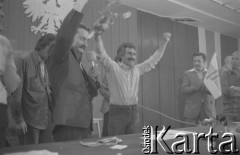 26.08.1980, Gdańsk, Polska.
Strajk okupacyjny w Stoczni Gdańskiej im. Lenina. Zebranie w sali BHP. Lech Wałęsa ze strajkującymi, 2. z prawej stoi Florian Wiśniewski, w środku Claude Sardais z francuskiego związku CFDT, który odwiedził Stocznię Gdańską i zadeklarował poparcie dla strajkujących oraz przekazał 11 tys. franków francuskich.
Fot. Zbigniew Trybek, zbiory Ośrodka KARTA

