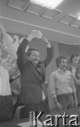 26.08.1980, Gdańsk, Polska.
Strajk okupacyjny w Stoczni Gdańskiej im. Lenina. Zebranie w sali BHP. Lech Wałęsa ze strajkującymi, trzyma plik banknotów. Przemawia Claude Sardais z francuskiego związku CFDT, który odwiedził Stocznię Gdańską i zadeklarował poparcie dla strajkujących oraz przekazał 11 tys. franków francuskich.
Fot. Zbigniew Trybek, zbiory Ośrodka KARTA

