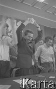 26.08.1980, Gdańsk, Polska.
Strajk okupacyjny w Stoczni Gdańskiej im. Lenina. Zebranie w sali BHP. Lech Wałęsa plik banknotów, z prawej Claude Sardais z francuskiego związku CFDT, który odwiedził Stocznię Gdańską i zadeklarował poparcie dla strajkujących oraz przekazał 11 tys. franków francuskich.
Fot. Zbigniew Trybek, zbiory Ośrodka KARTA

