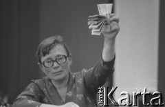 Sierpień 1980, Gdańsk, Polska.
Strajk okupacyjny w Stoczni Gdańskiej im. Lenina. Sala BHP, Anna Walentynowicz trzyma plik pieniędzy.
Fot. Zbigniew Trybek, zbiory Ośrodka KARTA


