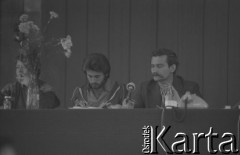 Sierpień 1980, Gdańsk, Polska.
Strajk okupacyjny w Stoczni Gdańskiej im. Lenina. Obrady Międzyzakładowego Komitetu Strajkowego w sali BHP. Za stołem prezydialnym siedzą od lewej: Henryka Krzywonos, NN, Lech Wałęsa.
Fot. Zbigniew Trybek, zbiory Ośrodka KARTA

