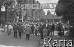 Sierpień 1980, Gdańsk, Polska.
Strajk okupacyjny w Stoczni Gdańskiej im. Lenina. Ludzie popierający strajk zgromadzeni przed bramą nr 2. Na bramie stoi Lech Wałęsa.
Fot. Zbigniew Trybek, zbiory Ośrodka KARTA

