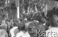 Sierpień 1980, Gdańsk, Polska.
Strajk okupacyjny w Stoczni Gdańskiej im. Lenina. Ludzie zgromadzeni przed bramą nr 2, z której przemawia Lech Wałęsa.
Fot. Zbigniew Trybek, zbiory Ośrodka KARTA

