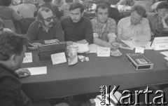 Sierpień 1980, Gdańsk, Polska.
Strajk okupacyjny w Stoczni Gdańskiej im. Lenina. Obrady strajkujących w sali BHP. Przy stole siedzą m. in. strajkujący z gdańskiej Akademii Medycznej.
Fot. Zbigniew Trybek, zbiory Ośrodka KARTA

