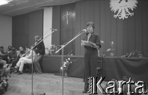 25.08.1980, Gdańsk, Polska.
Strajk okupacyjny w Stoczni Gdańskiej im. Lenina. Artystka gdańska podczas występu dla strajkujących w sali BHP.
Fot. Zbigniew Trybek, zbiory Ośrodka KARTA

