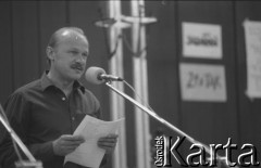 25.08.1980, Gdańsk, Polska.
Strajk okupacyjny w Stoczni Gdańskiej im. Lenina. Występ artystów trójmiejskich i aktorów Teatru Wybrzeże w sali BHP.
Fot. Zbigniew Trybek, zbiory Ośrodka KARTA

