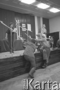 25.08.1980, Gdańsk, Polska.
Strajk okupacyjny w Stoczni Gdańskiej im. Lenina. Artystka gdańska podczas występu dla strajkujących w sali BHP.
Fot. Zbigniew Trybek, zbiory Ośrodka KARTA

