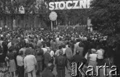 Sierpień 1980, Gdańsk, Polska.
Strajk okupacyjny w Stoczni Gdańskiej im. Lenina. Ludzie popierający strajk zgromadzeni przed bramą nr 2.
Fot. Zbigniew Trybek, zbiory Ośrodka KARTA

