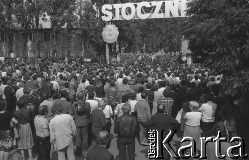 Sierpień 1980, Gdańsk, Polska.
Strajk okupacyjny w Stoczni Gdańskiej im. Lenina. Ludzie popierający strajk zgromadzeni przed bramą nr 2.
Fot. Zbigniew Trybek, zbiory Ośrodka KARTA


