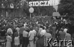 Sierpień 1980, Gdańsk, Polska.
Strajk okupacyjny w Stoczni Gdańskiej im. Lenina. Ludzie popierający strajk zgromadzeni przed bramą nr 2.
Fot. Zbigniew Trybek, zbiory Ośrodka KARTA

