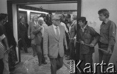 30.08.1980, Gdańsk, Polska.
Strajk okupacyjny w Stoczni Gdańskiej im. Lenina. Członkowie komisji rządowej prawdopodobnie opuszczają pomieszczenie, w którym negocjowali ze strajkującymi. 
Fot. Zbigniew Trybek, zbiory Ośrodka KARTA

