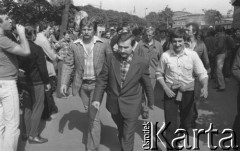 Sierpień 1980, Gdańsk, Polska.
Strajk okupacyjny w Stoczni Gdańskiej im. Lenina. Z przodu Lech Wałęsa, za nim z lewej ochroniarz Waldemar Stawicki.
Fot. Zbigniew Trybek, zbiory Ośrodka KARTA

