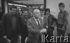 30.08.1980, Gdańsk, Polska.
Strajk okupacyjny w Stoczni Gdańskiej im. Lenina. Członkowie komisji rządowej oraz Lech Wałęsa prawdopodobnie po negocjacjach. Na pierwszym planie idzie wicepremier Mieczysław Jagielski, 1. z lewej dyrektor stoczni Klemens Gniech.
Fot. Zbigniew Trybek, zbiory Ośrodka KARTA

