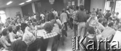 Sierpień 1980, Gdańsk, Polska.
Strajk okupacyjny w Stoczni Gdańskiej im. Lenina. Obrady Międzyzakładowego Komitetu Strajkowego w sali BHP.
Fot. Zbigniew Trybek, zbiory Ośrodka KARTA

