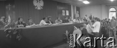 Sierpień 1980, Gdańsk, Polska.
Strajk okupacyjny w Stoczni Gdańskiej im. Lenina. Obrady Międzyzakładowego Komitetu Strajkowego w sali BHP. Za stołem prezydialnym od lewej siedzą:  Henryka Krzywonos, Anna Walentynowicz, Wojciech Gruszecki, Bogdan Lis, Andrzej Gwiazda, Lech Wałęsa, NN, NN, NN, NN, Tadeusz Stanny.
Fot. Zbigniew Trybek, zbiory Ośrodka KARTA

